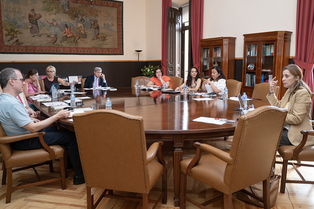 Participantes reunidos en torno a una mesa ovalada durante el encuentro de trabajo en el Observatorio Nebrija del Español
